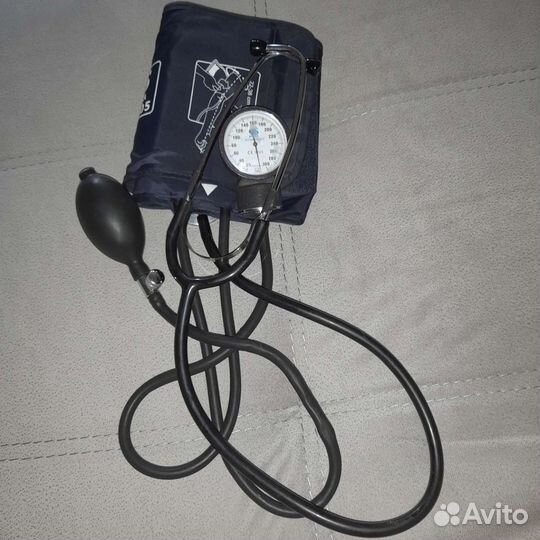 Тонометр механический, со встроенным стетоскопом