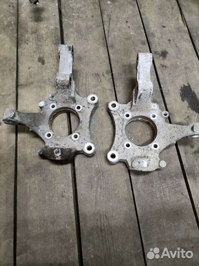 Кулак передний Крайслер Вояджер 01-07