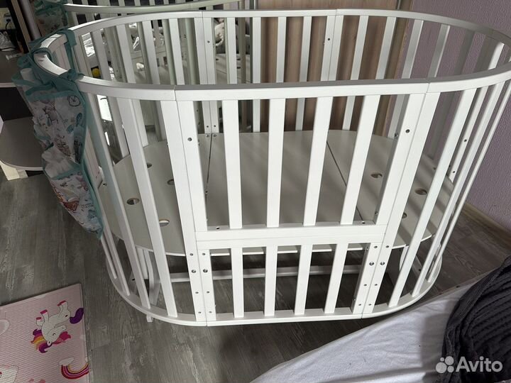 Детская кроватка с маятником белая