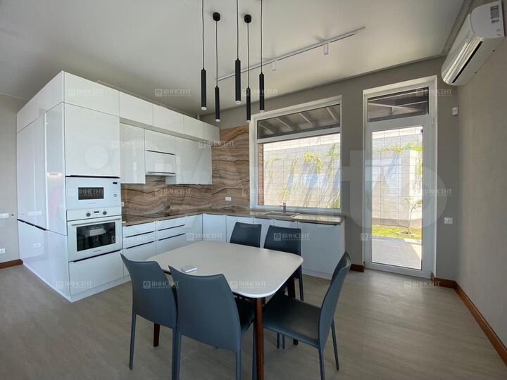 Дом 220 м² на участке 4 сот.