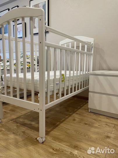 Детская кроватка с маятником и матрасом