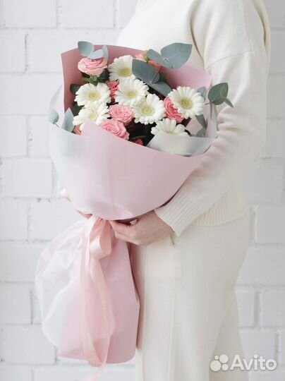 Герберы. Кустовые розы. Доставка по городу