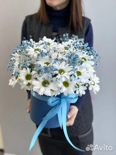 Цветы композиции в шляпной коробке