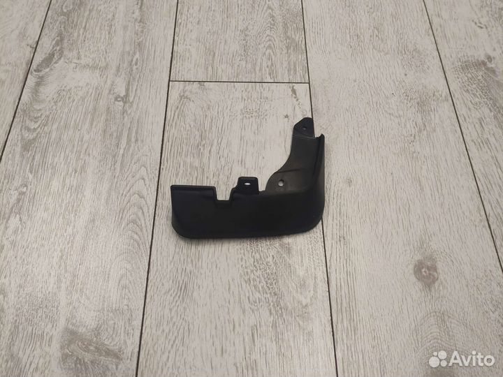 Брызговик передний правый на Mazda 3 BM 2013-2019