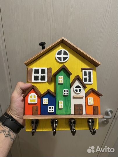 Ключница с деревянными домиками