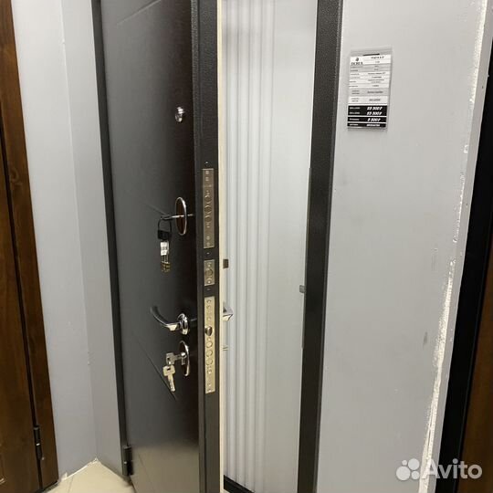 Входная дверь металлическая с зеркалом