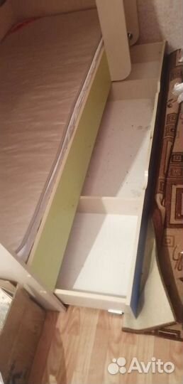 Детская кровать двухъярусная с лестницей