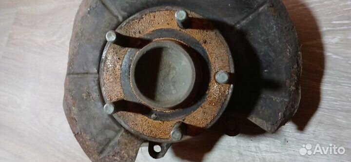 Кулак поворотный задний левый Mazda 3 Bk хэтчбек