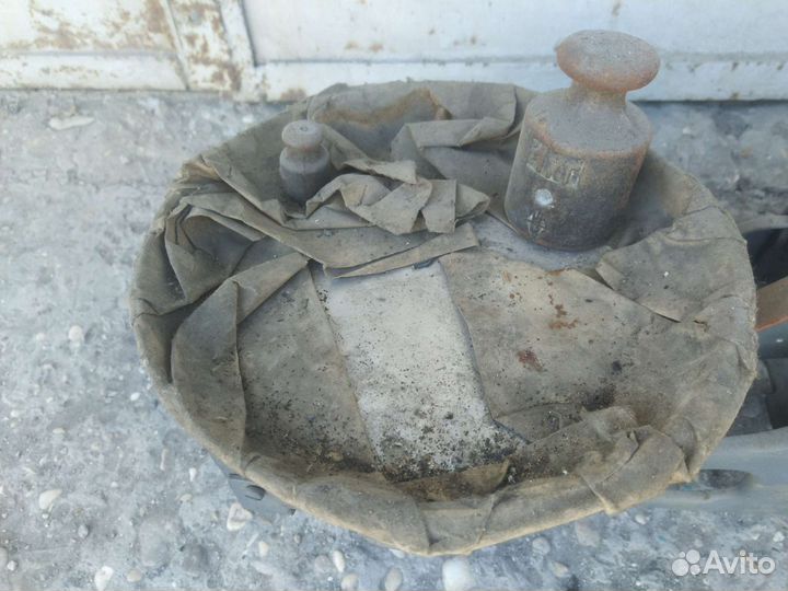 Весы с гирями