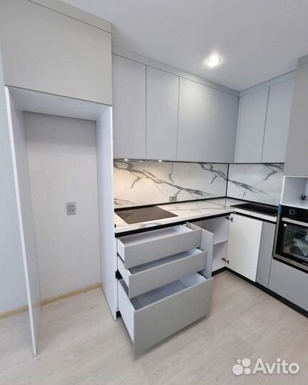 Угловой кухонный гарнитур под ключ в сером цвете