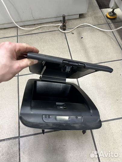 Бардачок на Субару форостер 2006 года