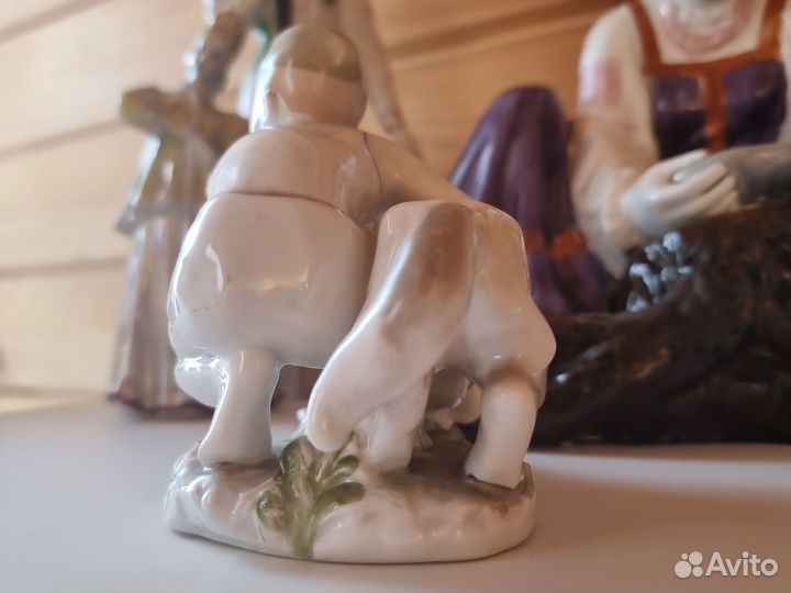 Фарфоровая статуэтка Юный пограничник Лфз