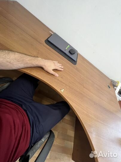 Продается офисный стол крепкий