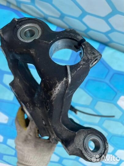 Кулак поворотный передний левый 8K0407253AB