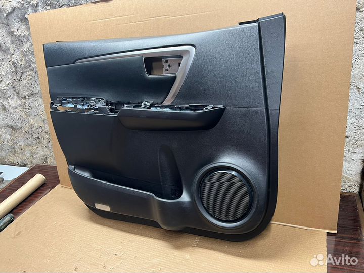 Передняя левая дверная карта Toyota Fortuner