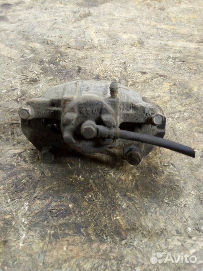 Суппорт передний правый Mitsubishi Lancer седан