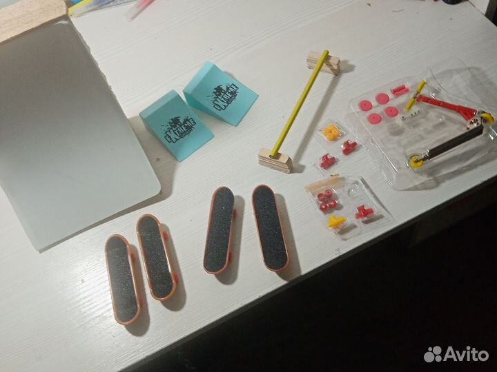 Скейты и самокат срампой и трамплином