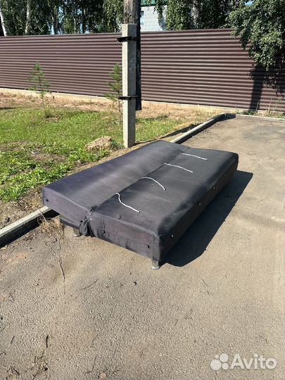 Продам диван. Не складывантся. 1000. Самовывоз