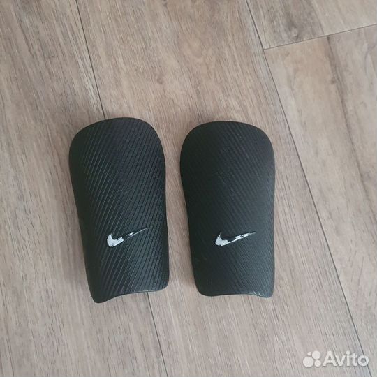 Детские футбольные бутсы (nike), щитки и фиксаторы