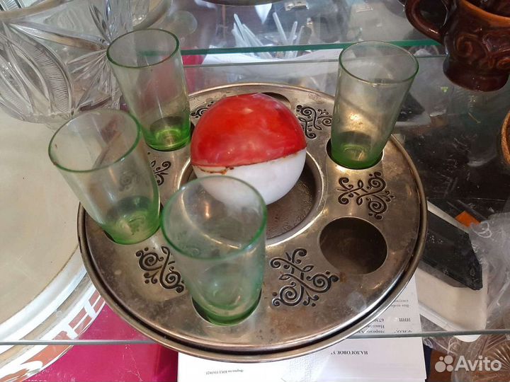 Поднос со стаканчиками. Граненые стаканы