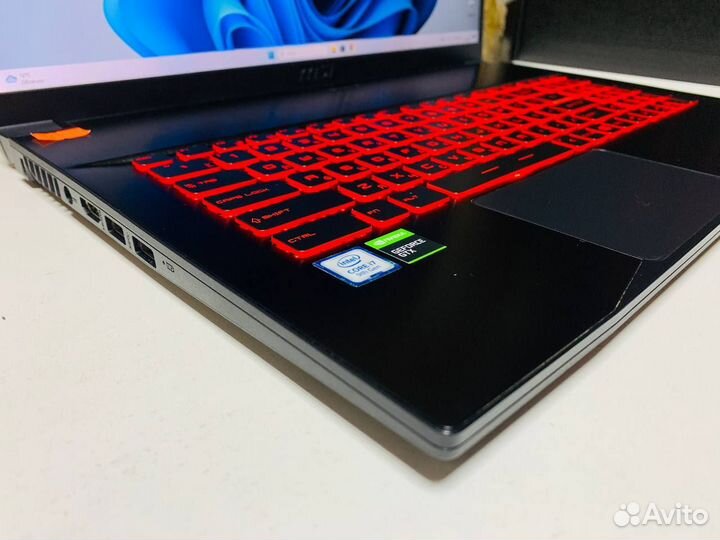 Ноутбук MSi 17.3