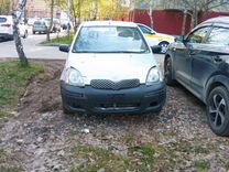 Toyota Yaris 1.0 MT, 2001, битый, 178 000 км, с пробегом, цена 200 000 руб.