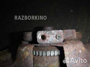 Кулак задний правый Мазда