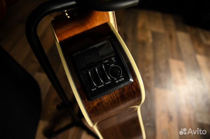 Электроакустическая гитара Takamine + аксессуары