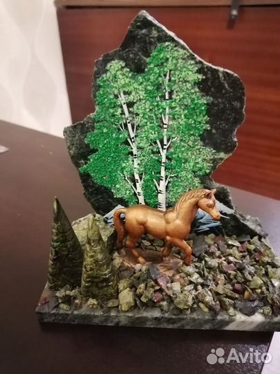 Сувенир лошадь в лесу из уральских камней