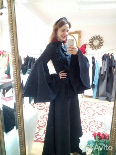 Платье вечернее с драматичными рукавами