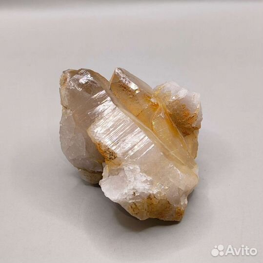 Кварц окрашенный железом (136г), Россия / Минералы