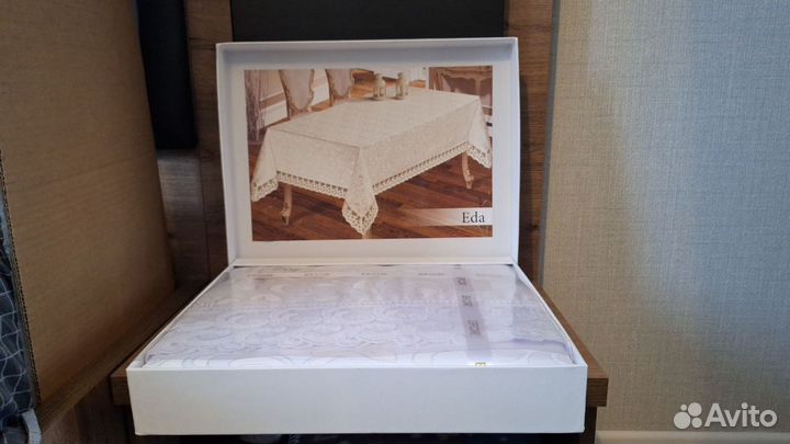 Фужеры для вина, чашки, скатерти, столовые прибор