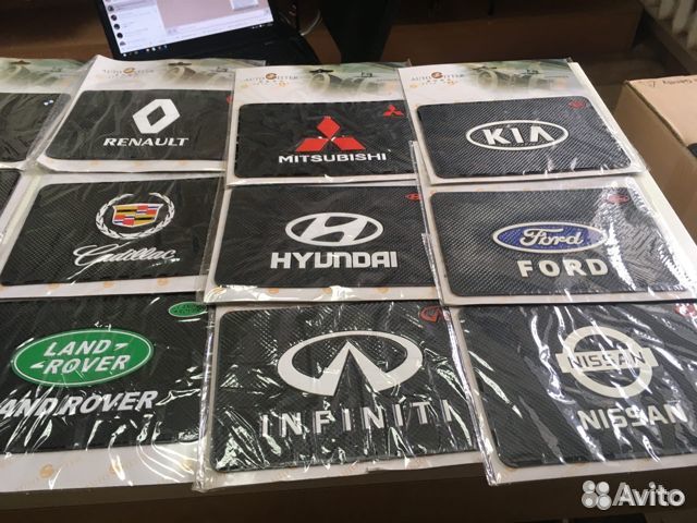 Автодержатель коврик липкий резиновый с логотипом