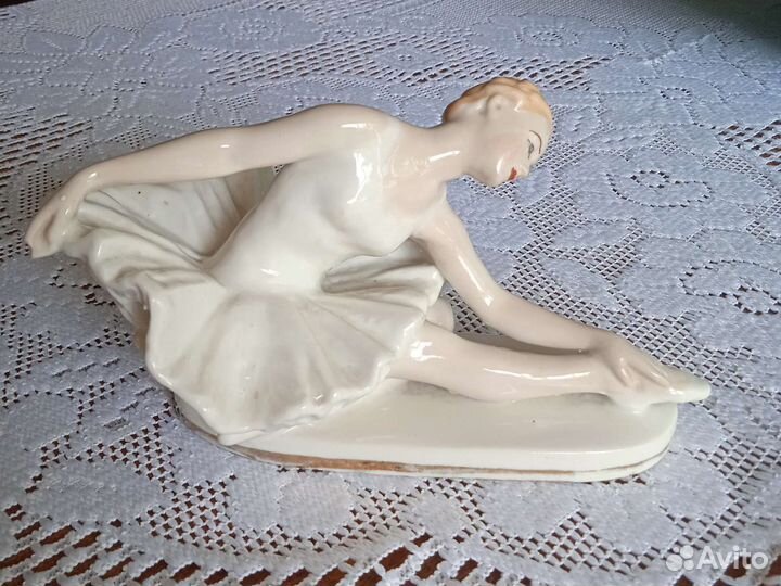 Статуэтка фарфор
