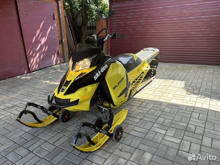 BRP Ski-Doo Summit X T3