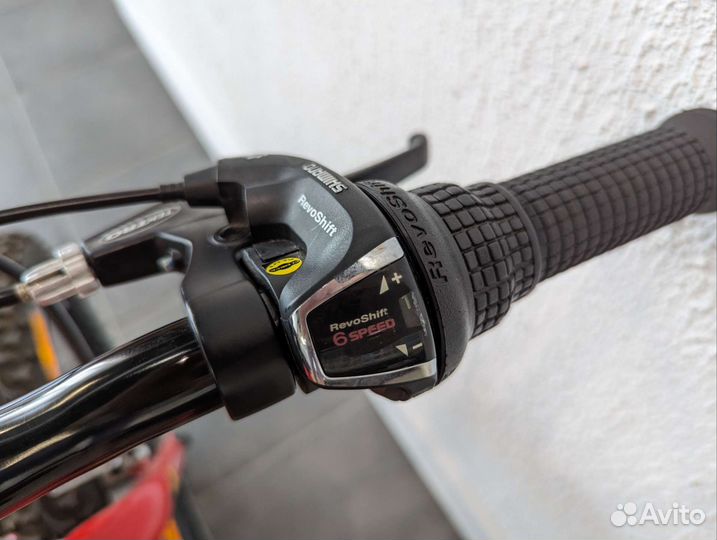 Красный детский велосипед на 5-8 лет