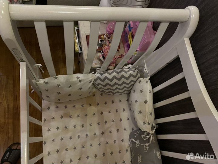 Детская кроватка с универсальным маятником