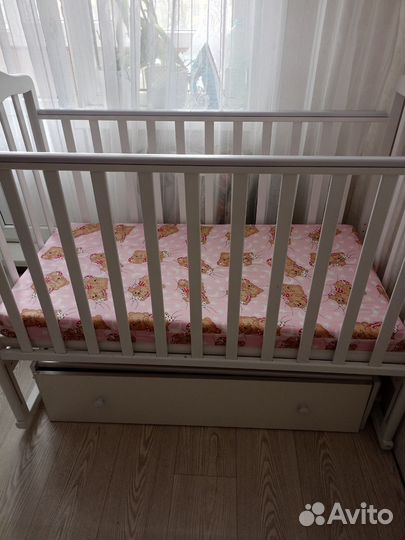 Детская кроватка с маятником и ящиком