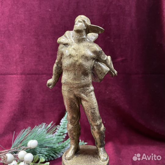 Статуэтка Памятник героям стратонавтам старинная