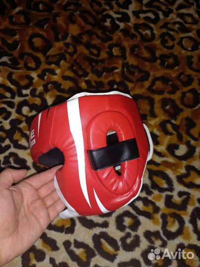 Боксерские перчатки и шлем