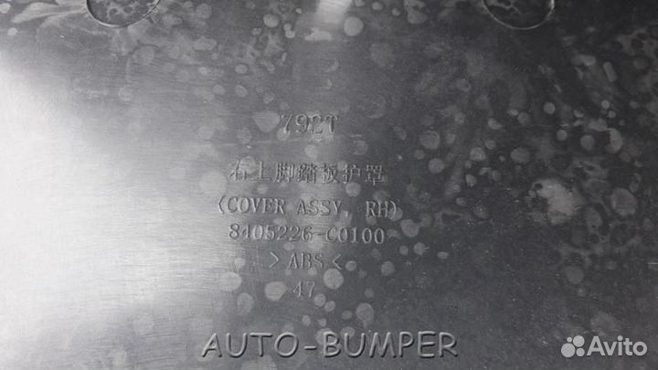 Dongfeng Кожух правой верхней подножки