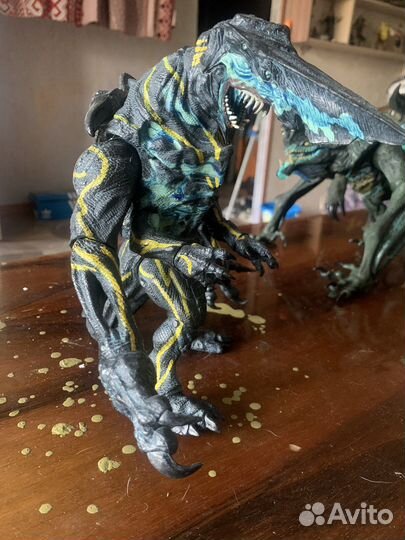 Тихоокеанский рубеж Neca knifehead deluxe