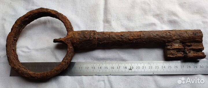 Огромный старинный ключ
