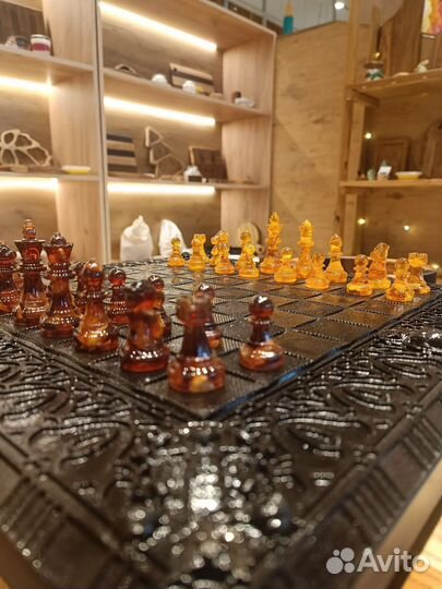 Янтарные фигурки шахмат