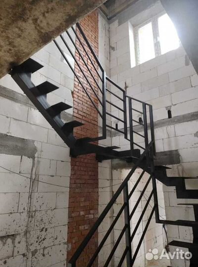 Лестница на металлокаркасе на центральном косоуре