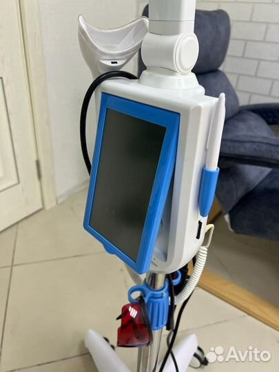 Лампа для отбеливания зубов и мебель