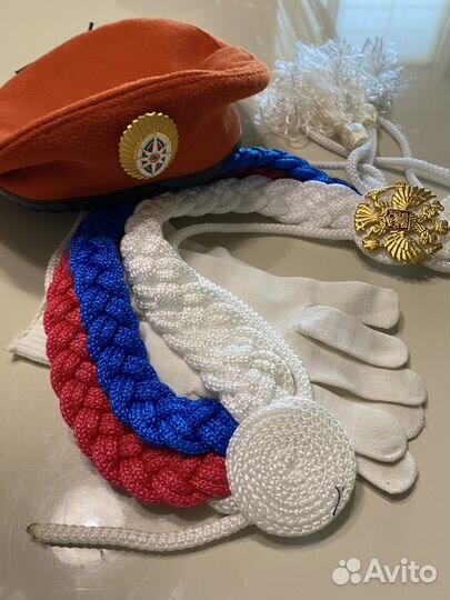 Берет, аксельбанты