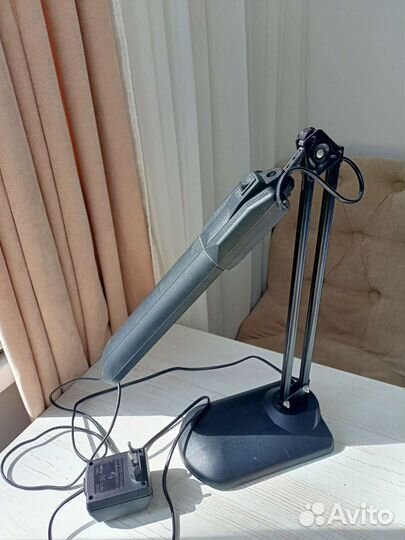 Светильник на подставке черный дельта