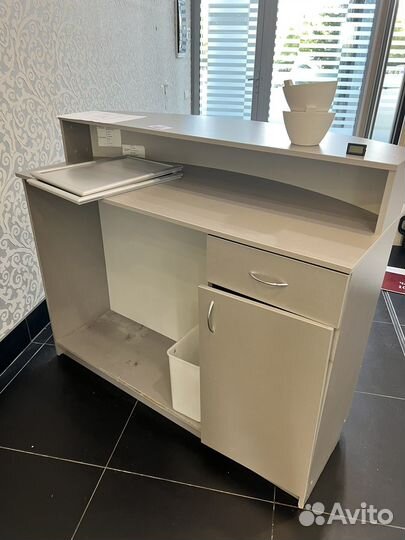 Стойка ресепшн