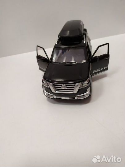 Металлическая машинка Nissan Patrol